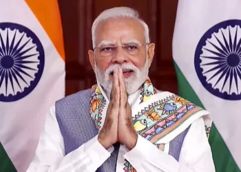PM मोदी का 53वां VARANASI में हुआ जोरदार स्वागत, फूलों की बारिश और जयघोष से गूंजा शहर,4 वंदे भारत ट्रेनों को दिखाई जाएगी हरी झंडी