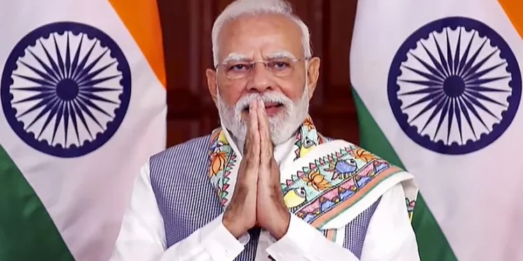 PM मोदी का 53वां VARANASI में हुआ जोरदार स्वागत, फूलों की बारिश और जयघोष से गूंजा शहर,4 वंदे भारत ट्रेनों को दिखाई जाएगी हरी झंडी
