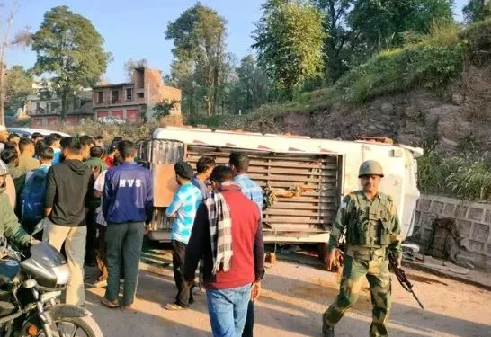 JAMMU के राजौरी जिले में सड़क हादसा,स्कूली बच्चों से भरी मिनीबस पलटी,20 लोग घायल, 2 की हालत नाजुक, अस्पताल में इलाज जारी