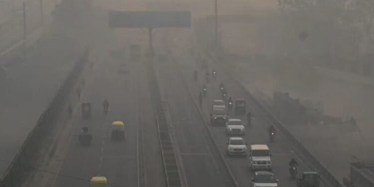 DELHI-NCR में वायु प्रदूषण खतरनाक स्तर पर, स्कूलों के स्पोर्ट्स इवेंट्स पर लगी रोक, सांस की बीमारियों में 15% का इजाफा