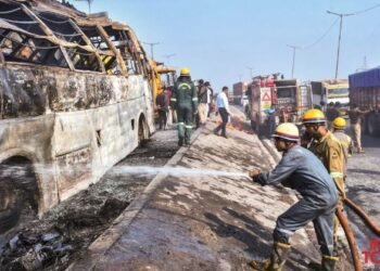 KANPUR  में स्लीपर बस में लगी भीषण आग,40 यात्रियों से भरी हुई थी बस,पुलिस ने यात्रियों को खींचकर निकाला बाहर