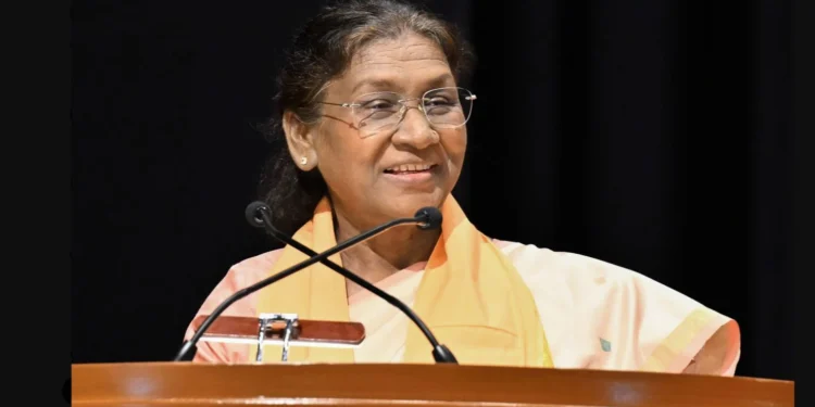 राष्ट्रपति पहुंची 3 दिवसीय उतराखण्ड दौरे पर,एयरपोर्ट पर हुआ भव्य स्वागत,पतंजलि वि.वि. के दीक्षांत समारोह में शामिल हुईं शामिल, छात्र-छात्राओं को दिए मेडल