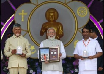 प्रधानमंत्री नरेन्द्र मोदी का आंध्र प्रदेश दौरा, पुट्टपर्थी स्थित भगवान श्री सत्य साईं बाबा के महासमाधि पर करी श्रद्धांजलि अर्पित