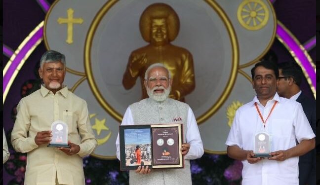 प्रधानमंत्री नरेन्द्र मोदी का आंध्र प्रदेश दौरा, पुट्टपर्थी स्थित भगवान श्री सत्य साईं बाबा के महासमाधि पर करी श्रद्धांजलि अर्पित