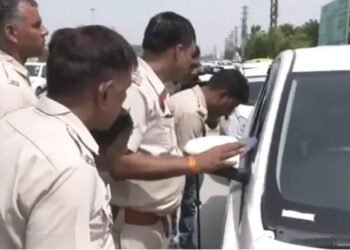 HARYANA POLICE को मिली बड़ी कामयाबी,रोहतक में दिल्ली की टैक्सी से 1 करोड़ रुपये नकद बरामद, चार युवक किए गिरफ्तार
