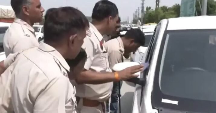 HARYANA POLICE को मिली बड़ी कामयाबी,रोहतक में दिल्ली की टैक्सी से 1 करोड़ रुपये नकद बरामद, चार युवक किए गिरफ्तार