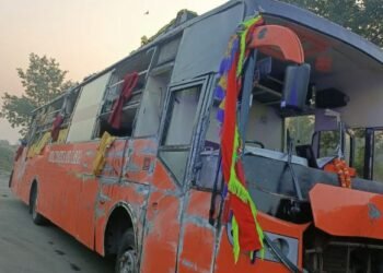KANPUR में भीषण सड़क हादसा, आगरा एक्सप्रेस वे पर डबल डेकर बस पलटी, अब तक 3 लोगों की मौत, दर्जनों लोग घायल, दिल्ली से बिहार जा रही थी बस