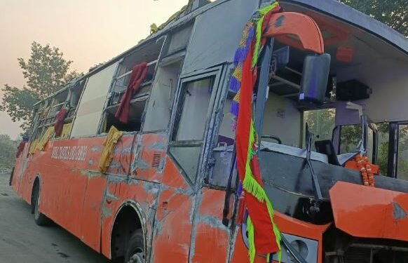 KANPUR में भीषण सड़क हादसा, आगरा एक्सप्रेस वे पर डबल डेकर बस पलटी, अब तक 3 लोगों की मौत, दर्जनों लोग घायल, दिल्ली से बिहार जा रही थी बस