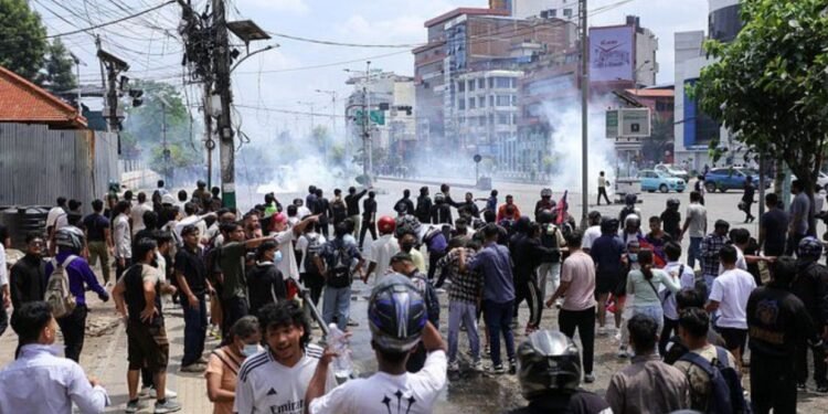 NEPAL के बारा जिले में फिर तनाव, Gen Z और CPN-UML समर्थकों के बीच हुई झड़प , हिंसा के बाद कर्फ्यू लागू, 10 लोग घायल