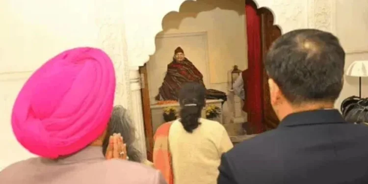 राष्ट्रपति द्रौपदी मुर्मू ने कुमाऊं विश्वविद्यालय के दीक्षांत समारोह में की शिरकत, कैंची धाम और मां नयना देवी शक्तिपीठ में की विशेष पूजा-अर्चना