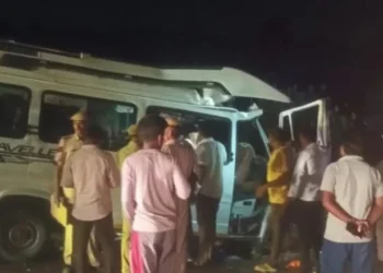 RAJSTHAN: जोधपुर के फलोदी में हुआ भीषण सड़क हादसा, कोलायत से लौट रहे श्रद्धालुओं  की भरी ट्रेवलर ट्रक से टकराई, 15 लोगों की मौत