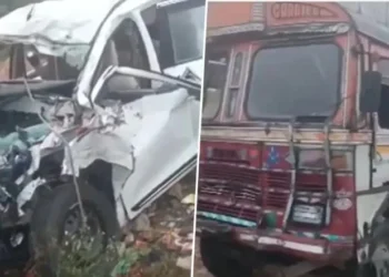 UP NEWS:देवा-फतेहपुर मार्ग पर भीषण सड़क हादसा, तेज रफ्तार ट्रक और अर्टिगा की टक्कर, 6 लोगों की मौके पर मौत, 2 गंभीर रुप से घायल, कार के उड़े परखच्चे