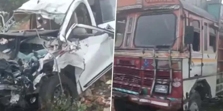 UP NEWS:देवा-फतेहपुर मार्ग पर भीषण सड़क हादसा, तेज रफ्तार ट्रक और अर्टिगा की टक्कर, 6 लोगों की मौके पर मौत, 2 गंभीर रुप से घायल, कार के उड़े परखच्चे