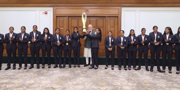 ब्लाइंड T20 विश्व कप जीतने वाली भारतीय महिला टीम से मिले PM मोदी, अपने हाथों से खिलाई मिठाई