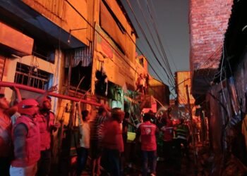 BANGLADESH की राजधानी Dhaka  में कराइस स्लम में लगी भीषण आग, सैकड़ों झुग्गियां जलकर हुई खाक, आग बुझाने में दमकल की 11 टीमें जुटीं
