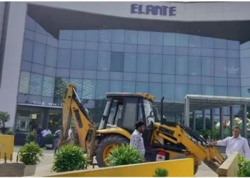 CHANDIGARH प्रशासन की बड़ी कार्रवाई  एलांते मॉल की बिल्डिंग वायलेशन पर चला बुल्डोजर, भारी पुलिस बल की मौजूदगी में चला बुलडोजर