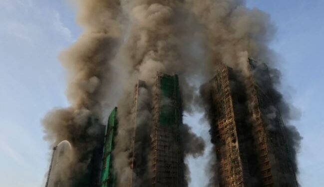 HONG KONG के ताई पो में लगी भयानक आग, लेवल-5 आग का कहर, 7 टावर जलकर हुए राख,अब तक 44 लोगों की मौत, 250 लोग लापता