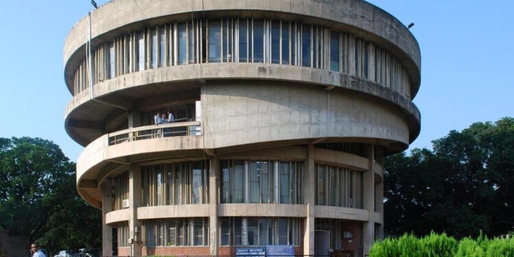 सीनेट चुनाव की मांग पर अड़े स्टूडेंट्स,PANJAB UNIVERSITYआज पूरी तरह बंद, PU की चार प्रमुख परीक्षा केंद्रों की परीक्षाएं स्थगित