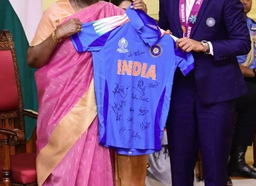 महिला क्रिकेट टीम ने की राष्ट्रपति से मुलाकात, राष्ट्रपति भवन मे हुआ सम्मान समारोह,भेंट की साइन की हुई जर्सी ,वायरल हुई तस्वीरें