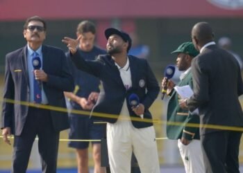 IND vs SA: गुवाहाटी टेस्ट में India के लिए करो या मरो मुकाबला शुरू, शुभमन गिल हुए बाहर, पंत की कप्तानी में भारत का बड़ा इम्तिहान