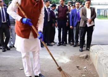 UTTARAKHAND:मुख्यमंत्री पुष्कर सिंह धामी ने किया देहरादून ISBT का औचक निरीक्षण,गंदगी देखकर खुद लगाई बस स्टैंड़ पर झाड़ू