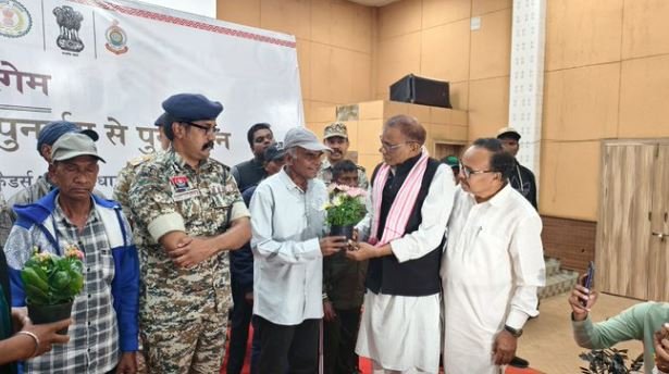 JHIRAM VALLEY ATTACK के मास्टरमाइंड चैतू उर्फ श्याम दादा ने किया सरेंडर, 25 लाख का इनाम रखा था सरकार ने,2013 में कांग्रेस नेताओं सहित 30 लोगों की थी हत्या