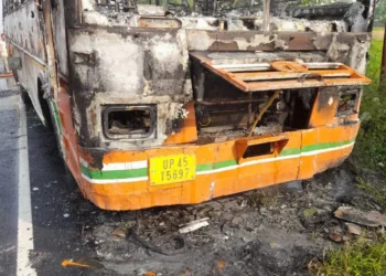 UTTAR PRADESH के अम्बेडकरनगर में रोडवेज बस में लगी आग, चालक-परिचालक की सूझबूझ से टला बड़ा हादसा, 9 यात्रियों की जान बची