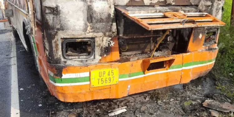 UTTAR PRADESH के अम्बेडकरनगर में रोडवेज बस में लगी आग, चालक-परिचालक की सूझबूझ से टला बड़ा हादसा, 9 यात्रियों की जान बची