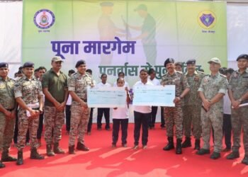 CHHATTISGARH के बीजापुर में 41 माओवादियों ने किया सरेंडर,1 करोड 19 लाख रूपये का था इनाम,50 दिनों के अंदर 512 से ज़्यादा माओवादियों ने डाले हथियार