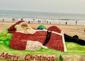 ODISHA के पुरी में सैंड आर्टिस्ट सुर्दशन पटनायाक ने सेब ने बनाई सांता क्लाज की मूर्ति,1.5 टन सेब और रेत का किया इस्तेमाल