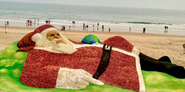 ODISHA के पुरी में सैंड आर्टिस्ट सुर्दशन पटनायाक ने सेब ने बनाई सांता क्लाज की मूर्ति,1.5 टन सेब और रेत का किया इस्तेमाल