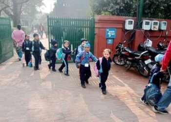 AMRITSAR में हाई अलर्ट, स्कूलों को मिली बम से उड़ाने की धमकी, प्रशासन ने जिले के सभी स्कूलों को दिया बंद करने का आदेश, बच्चों को लेने पहुंचे पैरेंट्स