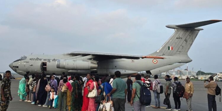 SRI LANKA में साइक्लोन दितवाह से तबाही, भारतीय वायुसेना ने चलाया ऑपरेशन सागर बंधु, श्रीलंका में 300 से ज्यादा लोगों को बचाया