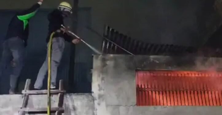 BHIWANI के सेक्टर-21 स्थित बर्तन धोने के जूना बनाने की फैक्ट्री में लगी भीषण आग, 5 जिलों से बुलाई गईं दमकल गाड़ियां,3 घंटे में पाया आग पर काबू