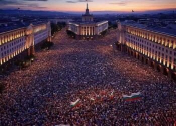 BULGARIA में बजट और भ्रष्टाचार के खिलाफ बड़े पैमाने पर हुआ विरोध प्रदर्शन,  हजारों लोगों ने निकाली रैली,संसद के बाहर किया विरोध प्रदर्शन,पुलिस से हुई झड़प