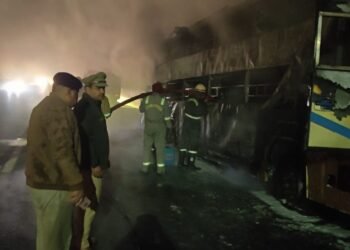 KANNAUJ में चलती डबल डेकर बस बनी आग का गोला, 50 से ज्यादा यात्री बाल-बाल बचे,  दमकल ने 2 घंटे में पाया काबू