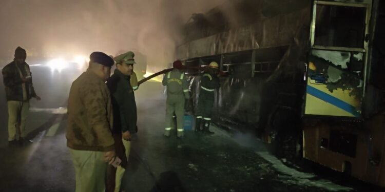 KANNAUJ में चलती डबल डेकर बस बनी आग का गोला, 50 से ज्यादा यात्री बाल-बाल बचे,  दमकल ने 2 घंटे में पाया काबू