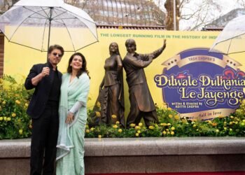 ‘दिलवाले दुल्हनिया ले जाएंगे’ के हुए 30 साल पूरे,शाहरुख-काजोल ने लंदन में अपनी सिग्नैचर स्टाइल वाले ब्रॉन्ज स्टैच्यू को किया अनावरण, DDLJ बनी पहली फिल्म जिसके स्टार्स का बना लंदन में स्टैच्यू