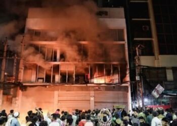 शरीफ उस्मान हादी की मौत के बाद BANGLADESH में भड़की हिंसा की आग,मीडिया दफ्तरों पर किया हमला, चुनाव से पहले बढ़ा बांग्लादेश में तनाव