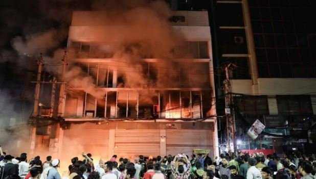 शरीफ उस्मान हादी की मौत के बाद BANGLADESH में भड़की हिंसा की आग,मीडिया दफ्तरों पर किया हमला, चुनाव से पहले बढ़ा बांग्लादेश में तनाव