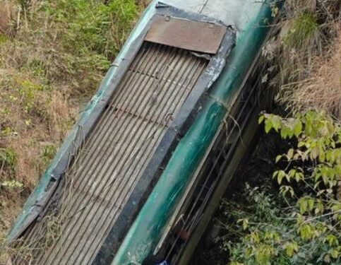 UTTARAKHAND के अल्मोड़ा जिले में हुआ दर्दनाक हादसा,तेज रफ्तार बस खाई में गिरी, 7 लोगों की मौत और 11 यात्री गंभीर रूप से घायल,राहत और बचाव कार्य लगातार जारी