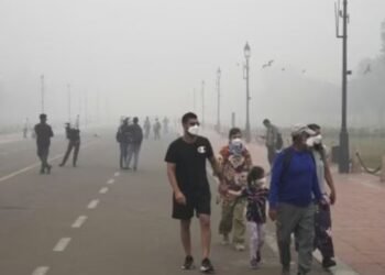 DELHI फिर बनी गैस चैंबर, AQI 500 के पहुंचा करीब,तीसरे दिन भी ‘गंभीर’ श्रेणी में,सांस लेना हुआ मुश्किल, GRAP-IV लागू