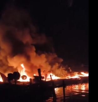 KERALA’S की अष्टमुडी झील में भीषण आग,14 मछली पकड़ने वाली नावें जलकर राख, मछुआरों की आजीविका खतरे में