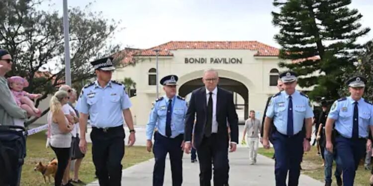 SYDNEY के बॉन्डी बीच पर आतंकी हमला, हनुक्का समारोह में 16 की मौत और 60 से ज्यादा घायल,बाप-बेटे निकले हमलावर