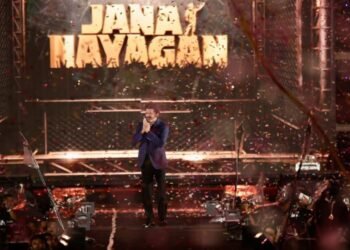 CHENNAI AIRPORT पर थलापथी विजय गिरे नीचे ,बाल-बाल बचे सुपरस्टार,फैंस की भारी भीड़ बनी हादसे की वजह,सोशल मीडिया पर वायरल हुआ वीडियो