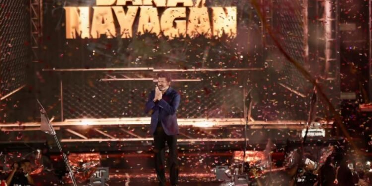 CHENNAI AIRPORT पर थलापथी विजय गिरे नीचे ,बाल-बाल बचे सुपरस्टार,फैंस की भारी भीड़ बनी हादसे की वजह,सोशल मीडिया पर वायरल हुआ वीडियो