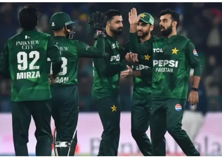 नामीबिया मैच में पाकिस्तान टीम में घमासान, कप्तान सलमान आगा और कोच माइक हेसन के बीच बहस का वीडियो वायरल