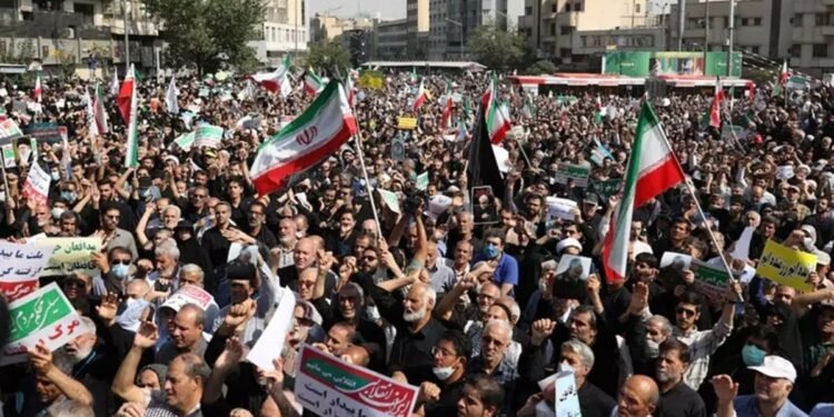 ईरान में छात्र आंदोलन फिर शुरू, सड़कों पर नारों की गूंज।