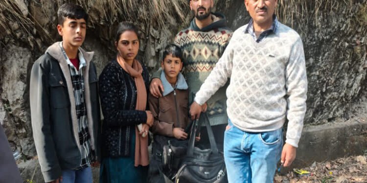 बस हादसे के बाद ईमानदारी की मिसाल, ₹3.20 लाख से भरा बैग घायल यात्री के परिजनों को सौंपा