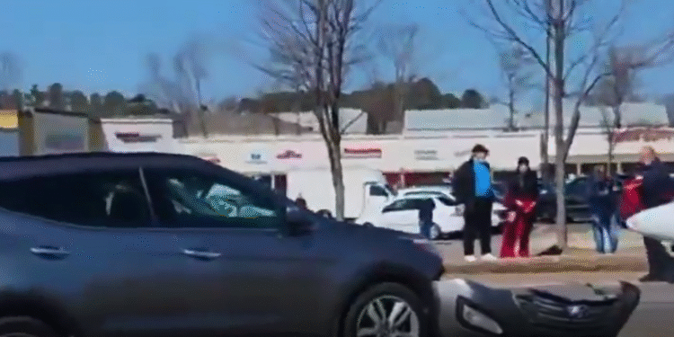 जॉर्जिया में सड़क पर उतरा विमान, ट्रैफिक के बीच टला बड़ा हादसा